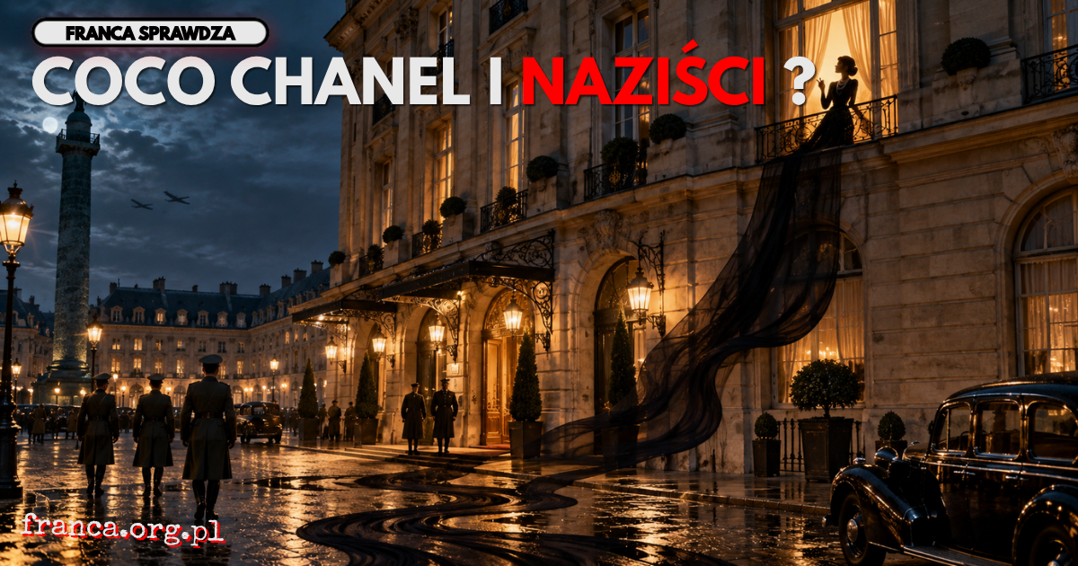 Wieczorny Hôtel Ritz w okupowanym Paryżu z jednym oświetlonym oknem i sylwetką Coco Chanel, którego cień zmienia się na bruku w monumentalną czarną jedwabną wstęgę