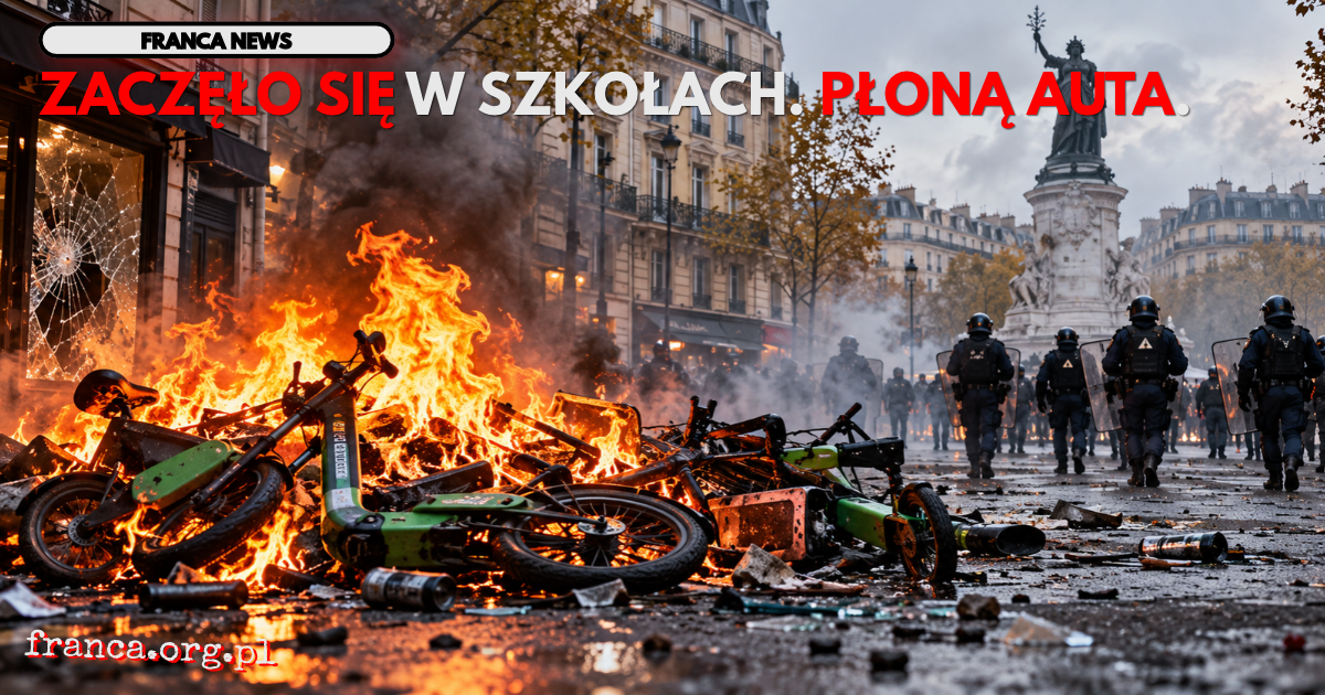 Redakcyjna ilustracja przedstawiająca paryską ulicę po zamieszkach w październiku 2026 roku. Na pierwszym planie płonie niewielka barykada z uszkodzonych rowerów elektrycznych, a w oddali widoczni są policjanci na tle charakterystycznych paryskich kamieni