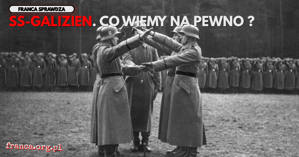 Archiwalne czarno-białe zdjęcie żołnierzy 14. Dywizji Waffen-SS „Galizien” podczas ceremonii zaprzysiężenia w 1943 roku.